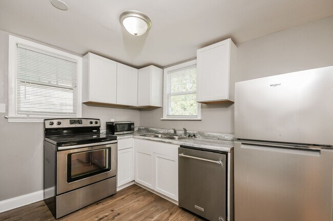 Building Photo - 4 bedroom / 1.5 bath in West Ashley ~ Move-in Today!