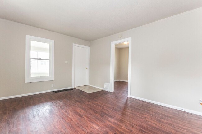 Building Photo - Spacious 2 bedroom 1 bath home