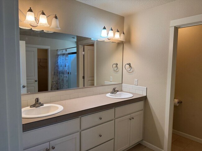 Building Photo - Amazing 3 bedroom home