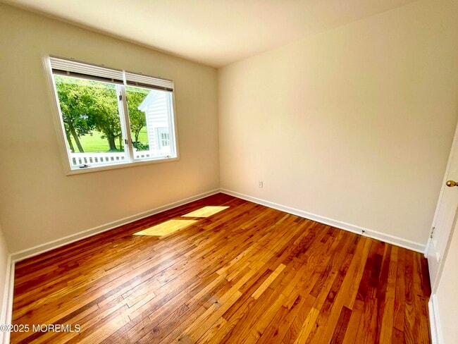 Building Photo - 18 Point O Woods Dr