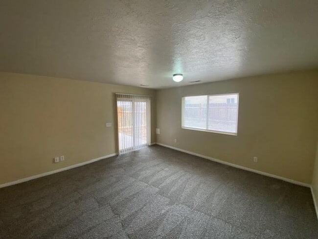 Building Photo - 3 Bedroom, 2 Bathroom Twin Home