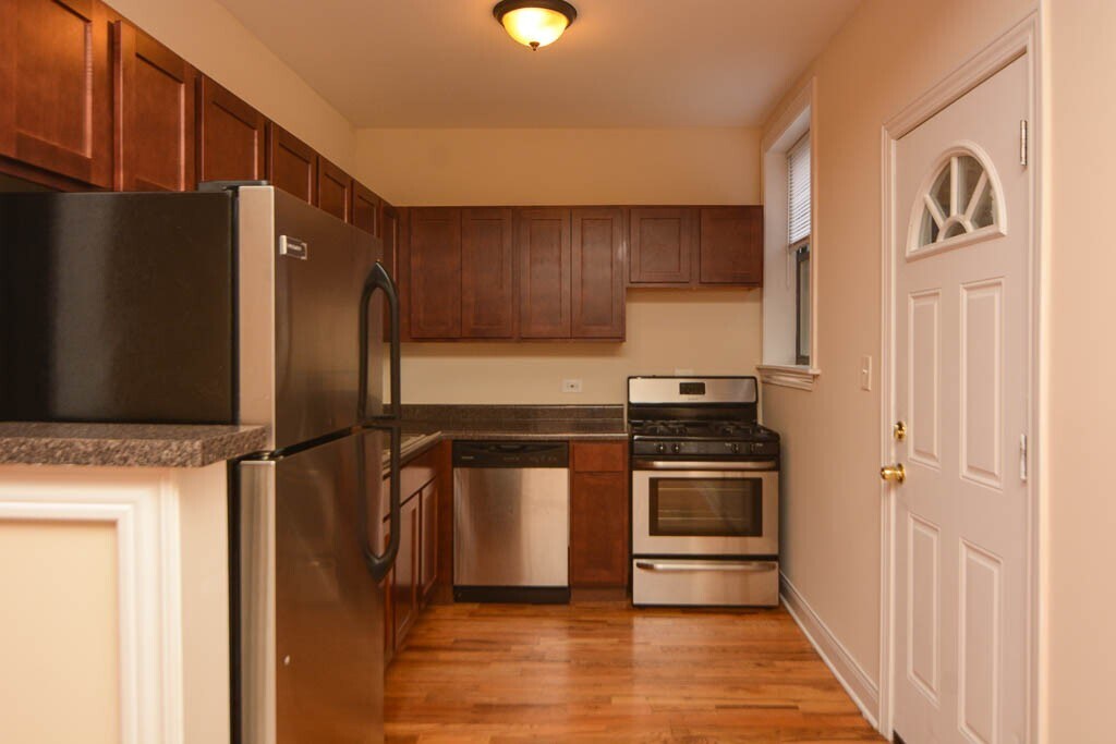 Building Photo - 635.5 W Cornelia Ave