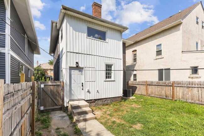 Building Photo - 1399 E Long St