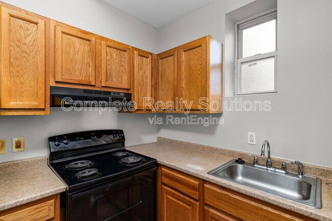 Building Photo - 3021 Iowa Ave