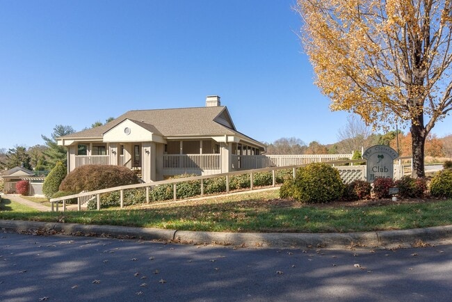 Building Photo - East Asheville Condo in The Cloisters