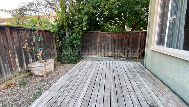 Building Photo - 352 Goodall St