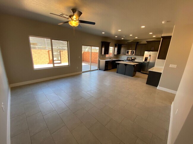 Building Photo - Red Mountain Vista Town Home, End Unit