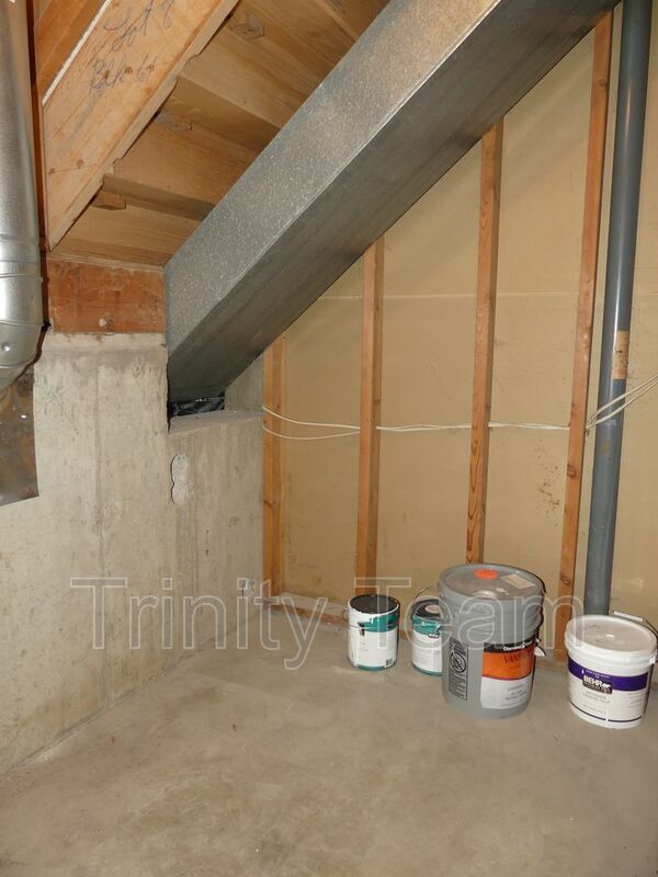 Building Photo - 384 Wellington St