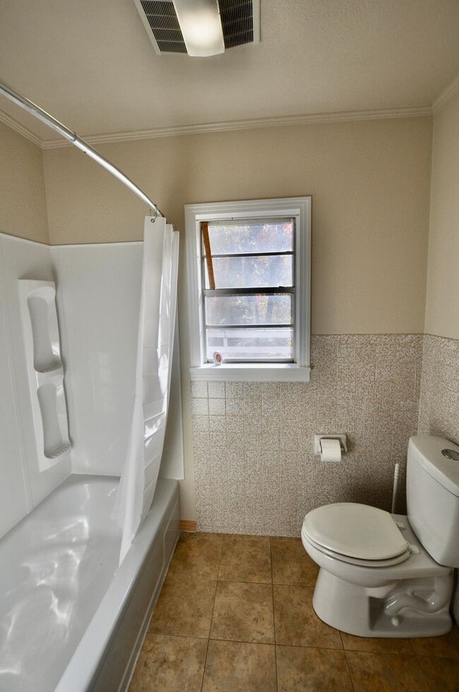 Building Photo - FOR LEASE! Nice 5 BR - 3 Bath - 2,600+ sf ...