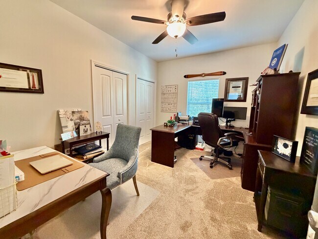 Building Photo - 411B Redwood Ave