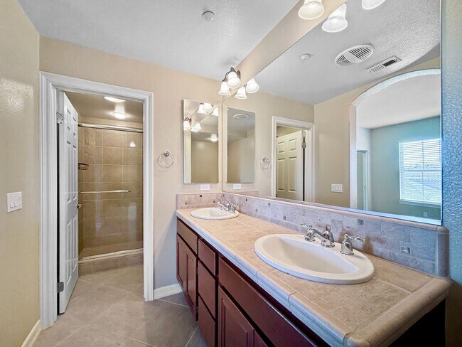 Building Photo - Bright 2BD/2BA Townhouse in Serra Mesa with Balcony, Fireplace & Resort-Style Amenities