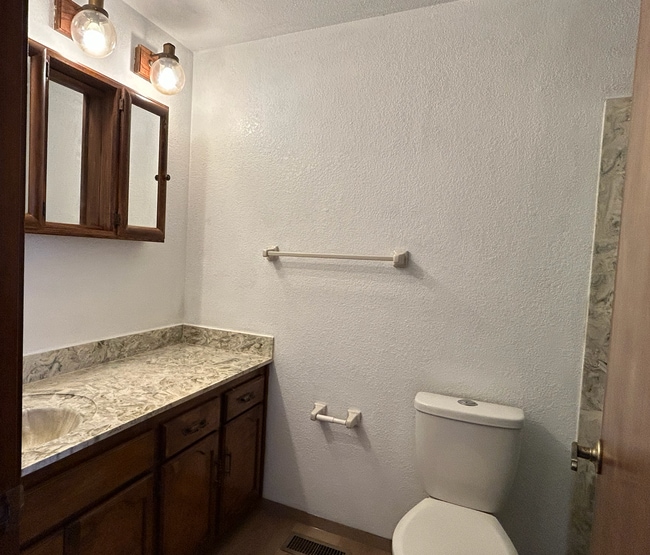 Building Photo - 1033 E Chateau Dr