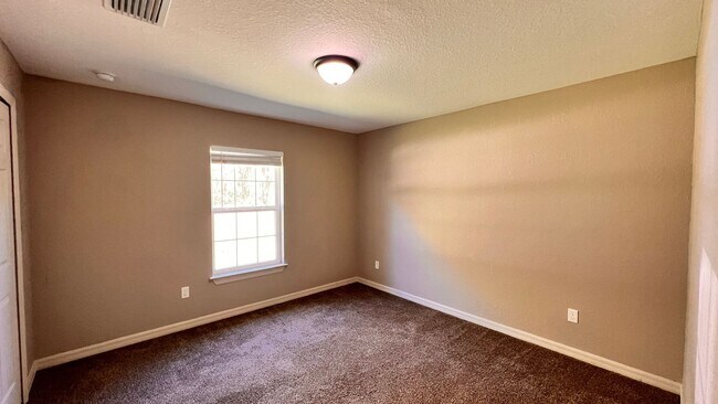 Building Photo - 3 BD/2BA Home in Beautiful Ocklawaha Ready for Move-In