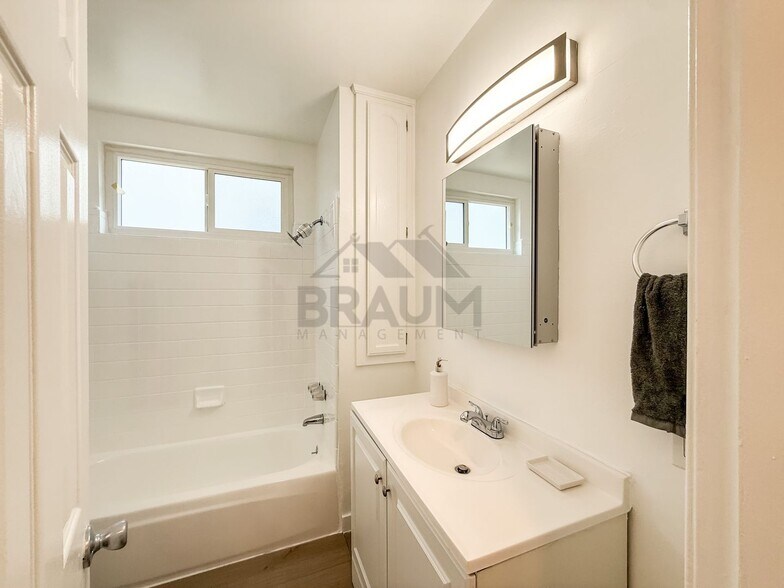 Building Photo - 5433 Sepulveda Blvd