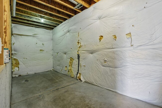 Building Photo - Available Now 3 Bed 3 Bath 2 Car Garage To...