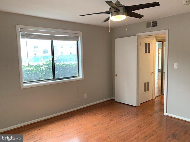 Building Photo - 2754 Hollywood Rd