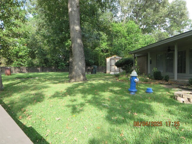 Building Photo - 8716 Club House Dr