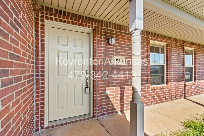 Building Photo - This home is the perfect choice for you in Elkins!