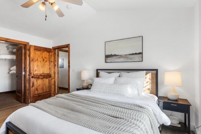 Building Photo - 6095 N Fox Pointe Cir