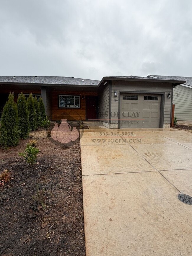 Building Photo - 1010/1012 NW Highlands Loop