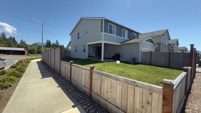 Building Photo - Beautiful 5-bedroom, 3-bath home offering 2,648 sq ft of comfortable living space on an east-faci...