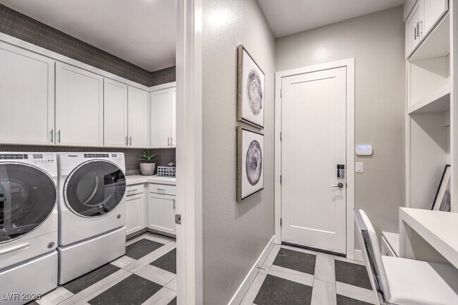 Building Photo - 2542 Strathmill Ave