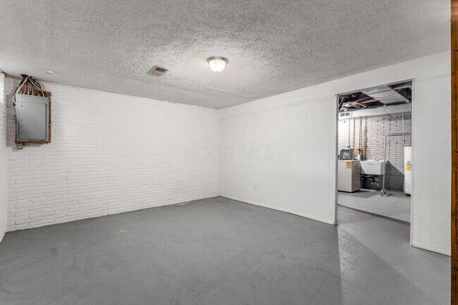 Building Photo - 7609 Seasons Dr