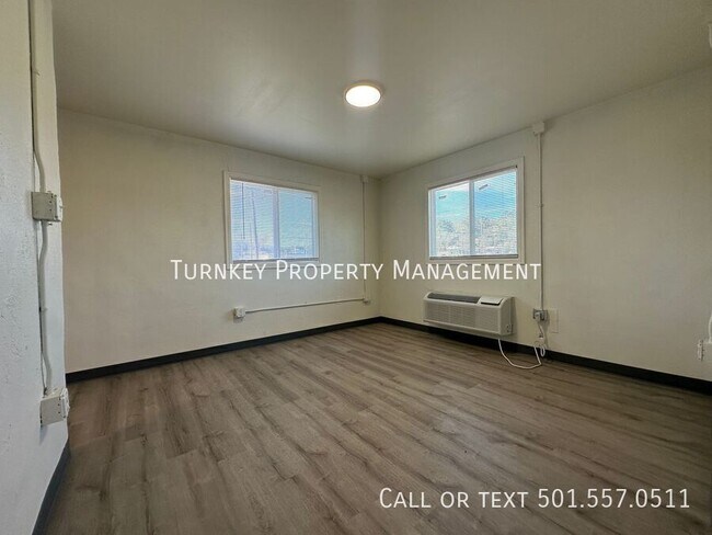 Building Photo - 904 W 25th St