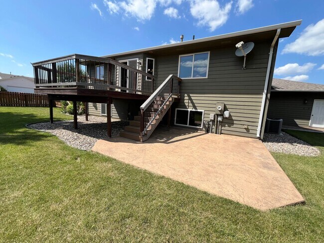 Building Photo - Stunning 4 Bed/2 Bath with 3 Car Garage and Fenced in Yard!