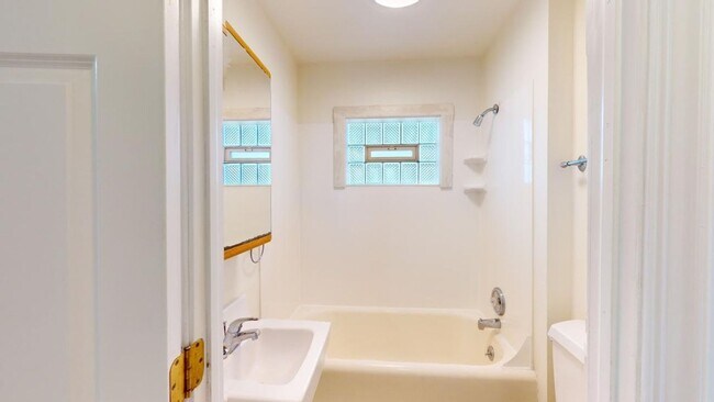 Building Photo - SPACIOUS Single Family House AVAILABLE Fal...