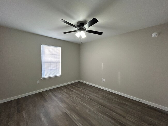 Building Photo - Duplex with Garage - Minutes from Downtown...