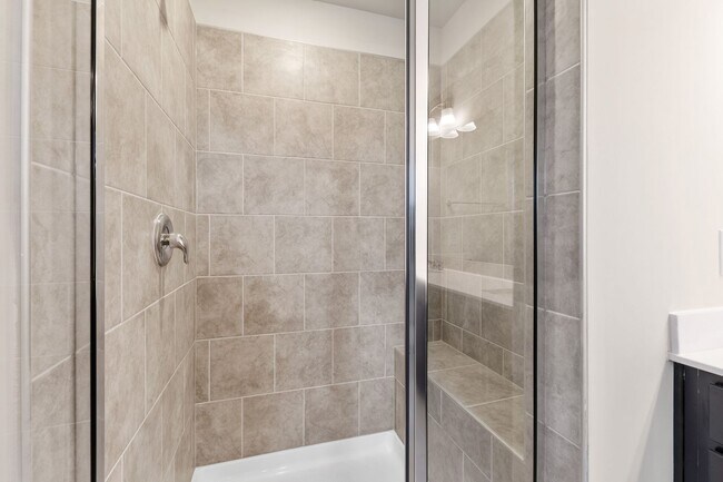 Building Photo - Move-In Ready 4-Bedroom Townhome in Rosedale!