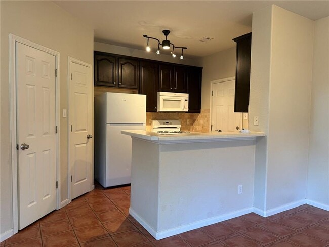 Building Photo - 2100 Pipers Field Dr