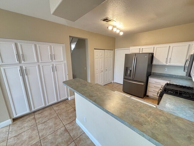 Building Photo - Modern 3Bed/3Bath Two Story Home located i...