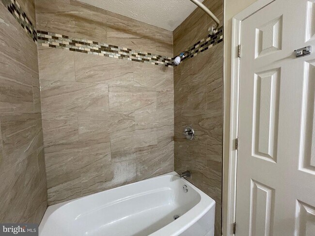 Building Photo - 7233 Mill Creek Ct