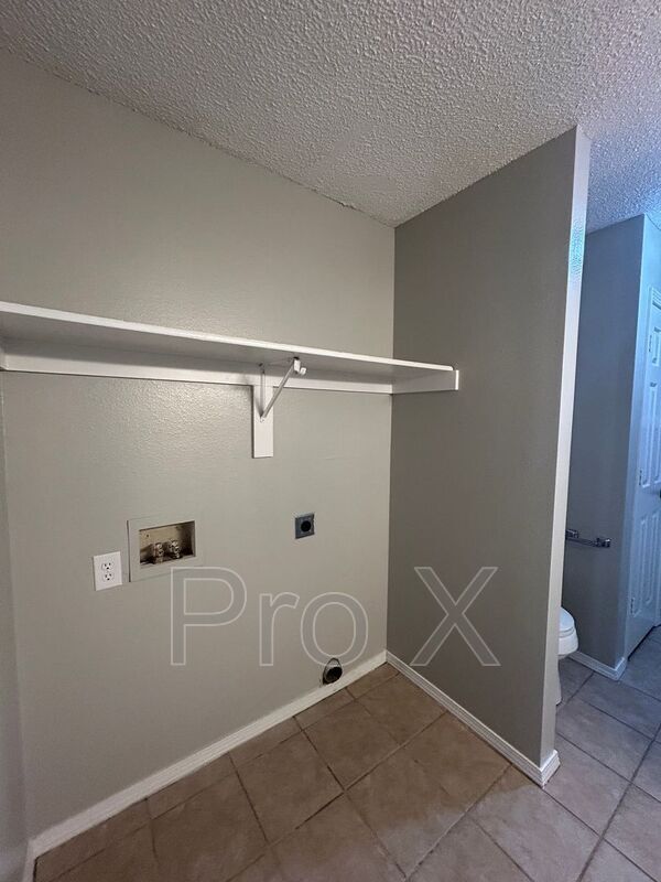 Building Photo - 3403 SW Victoria Pl