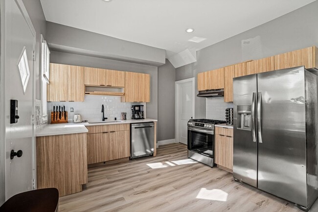Building Photo - Rare Kenwood townhome, Across from Campus