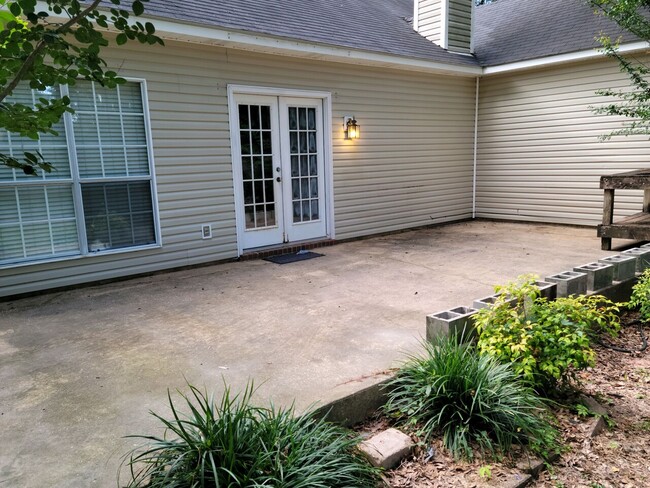 Building Photo - 3/2 Lake Forest Daphne fenced back yard