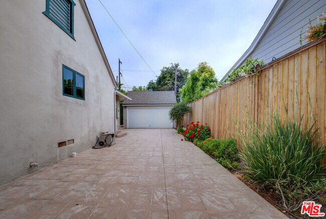 Building Photo - 3363 Colbert Ave