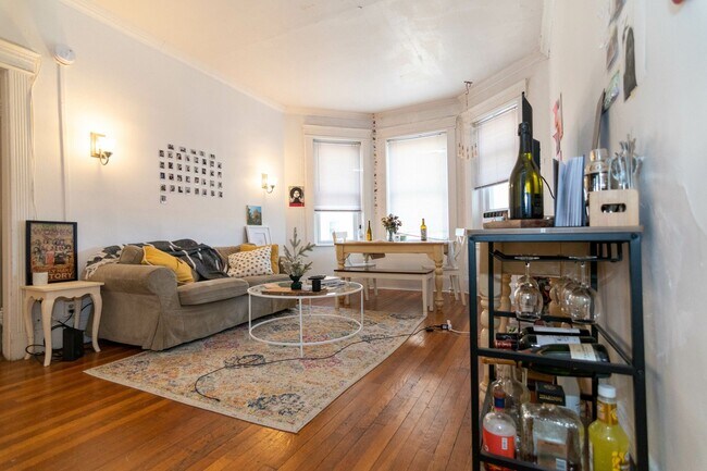 Building Photo - Great Three bed in Packards corner