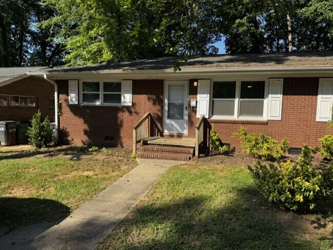 Building Photo - Newly renovated 2-bedroom, 1-bath duplex in Charlotte Located just minutes from NoDa, Plaza Midwo...