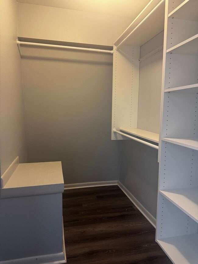 Building Photo - Spacious & Beautifully Updated Townhome in a Prime Location!