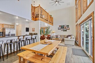 Building Photo - 130 Par Dr