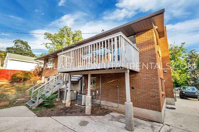 Building Photo - 2551 E Elm Ave