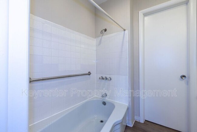 Building Photo - 526 S 39th W Ave