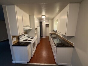 Building Photo - Bright & Comfortable 2-Bedroom Rental- 1/2 Month of rent concession