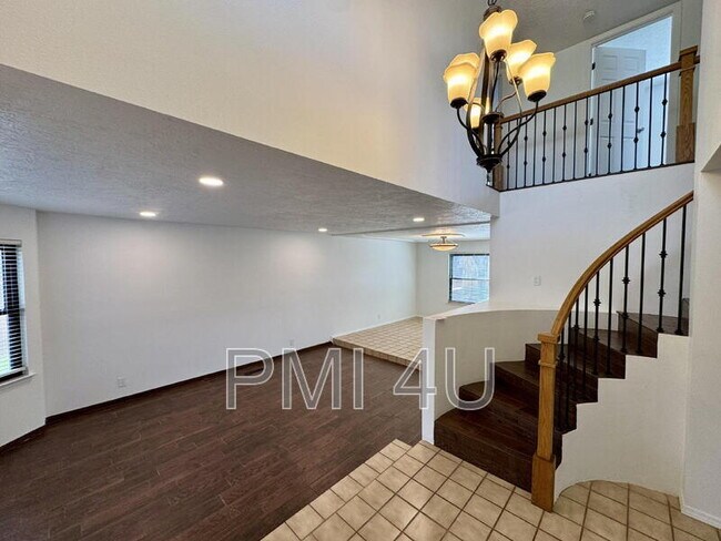 Building Photo - 10412 La Paz Dr