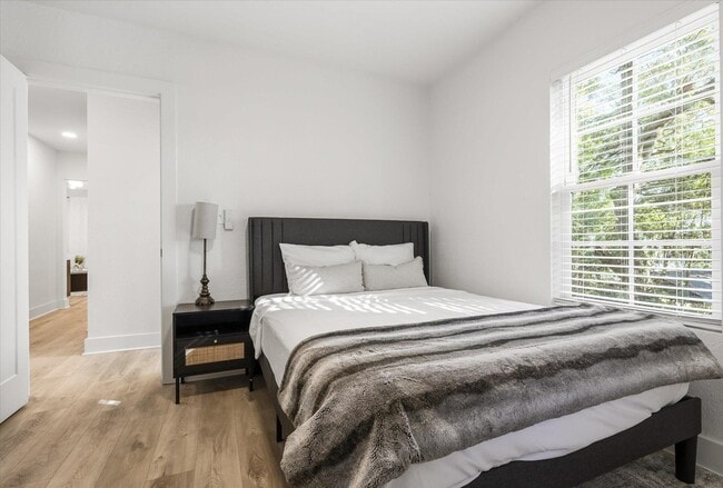 Building Photo - 643 W 8th Ave