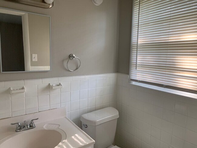 Building Photo - THREE BEDROOM/TWO BATH SPACIOUS RANCH - CO...