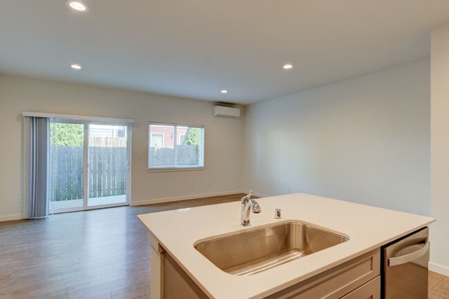 Building Photo - 3 Bedroom/2 Bath townhouse in Kettlecove community